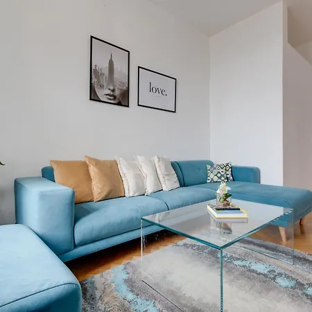 Stylish Quiet 2bds Flat Letna Park - U14 *