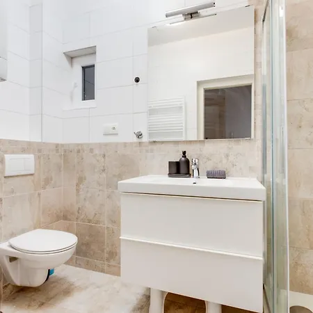 Stylish Quiet 2bds Flat Letna Park - U14 *