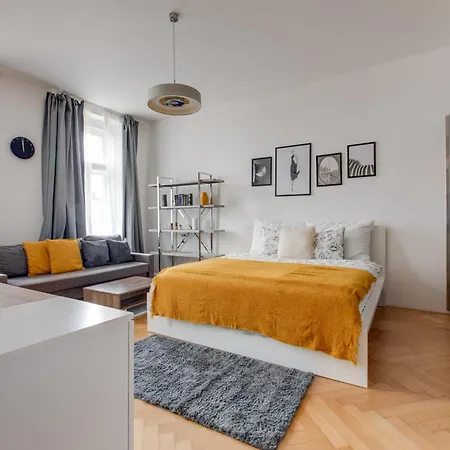 Stylish Quiet 2bds Flat Letna Park - U14 *